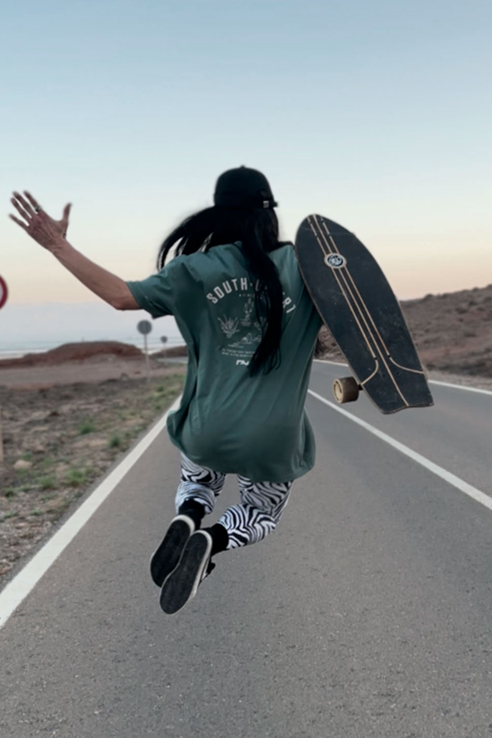 Paula-Viciana-monopatin-south-desert